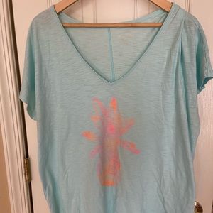 Lilly Pulitzer pineapple T-shirt in Sz L/XL In pale blue